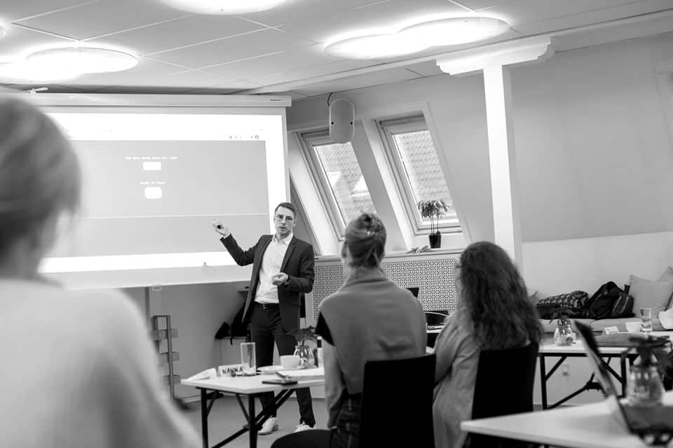 Simon Linde underviser et hold foran lærredet på Copywriting i en AI-æra