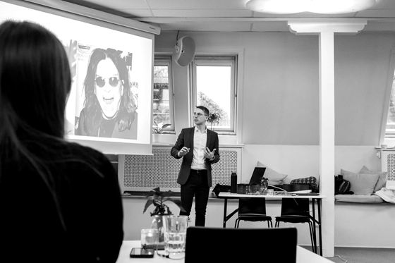 Simon Linde fortæller løs foran et slide på copywriting-uddannelsen