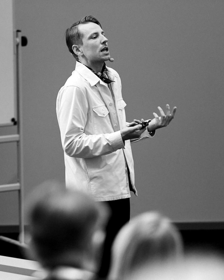 Simon Linde underviser i copywriting