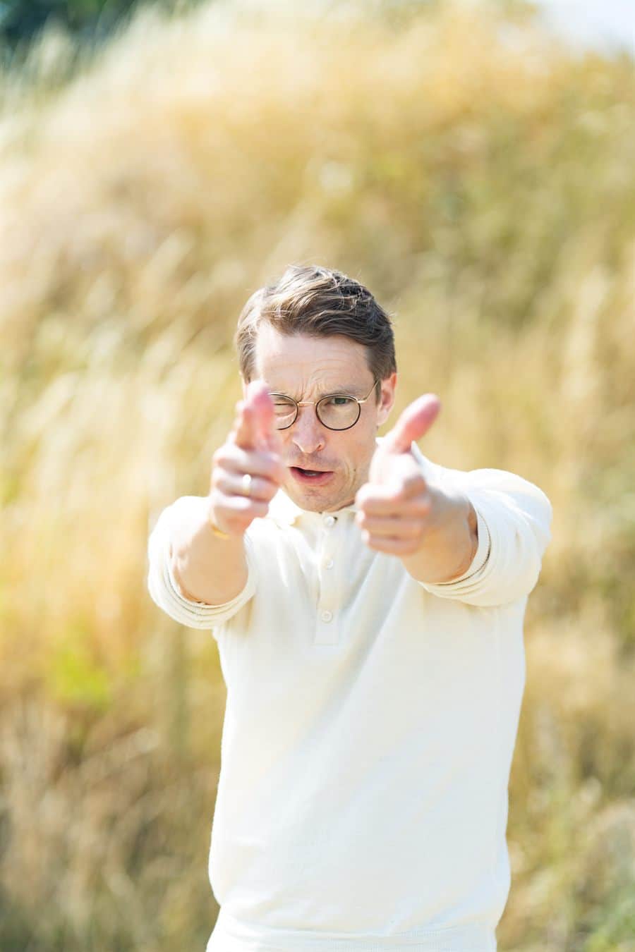 Simon Linde peger direkte på dig
